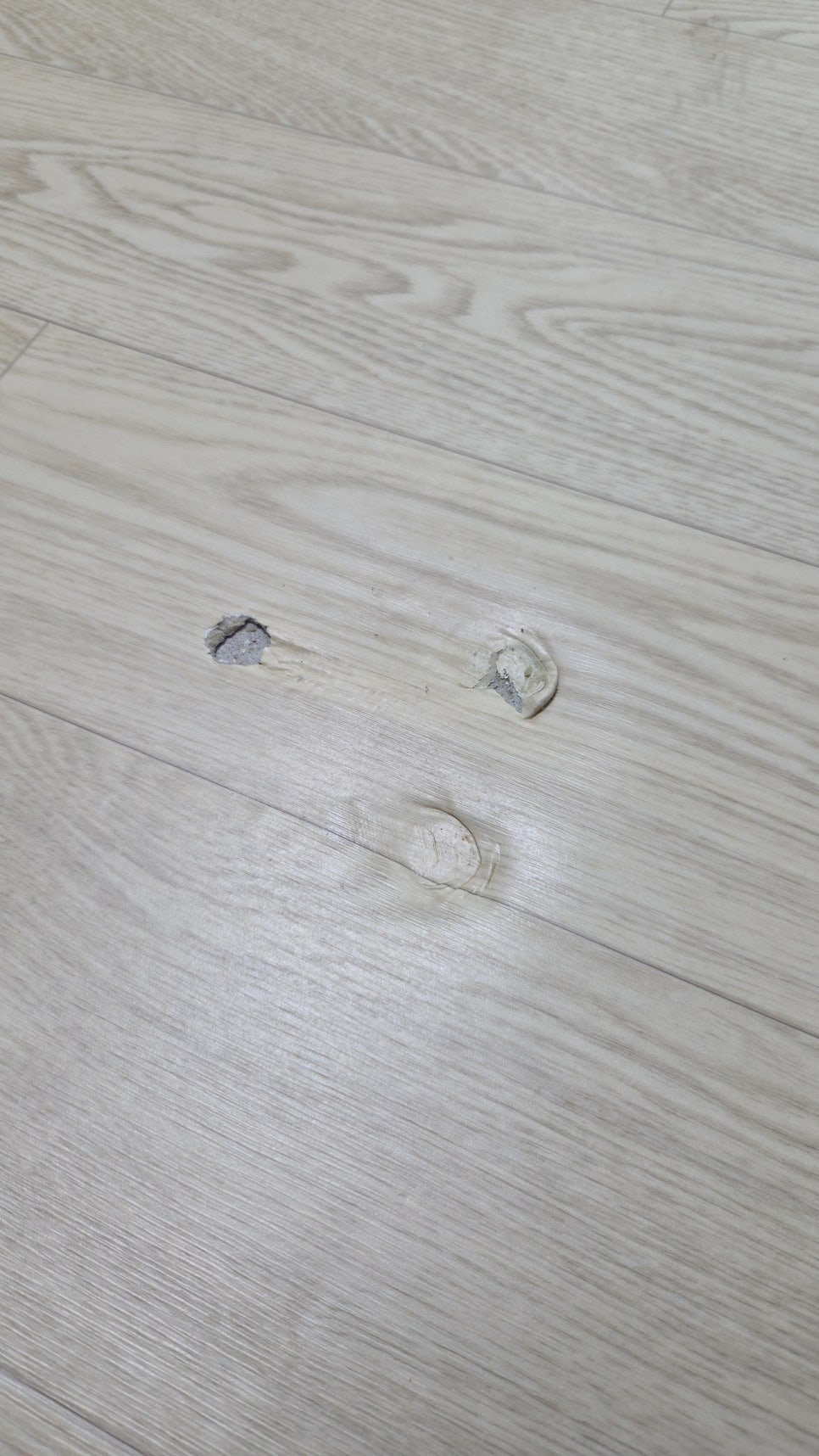 장판찢어짐 수리, 쇼파 다리에 구멍난 장판 부분 교체 작업 전