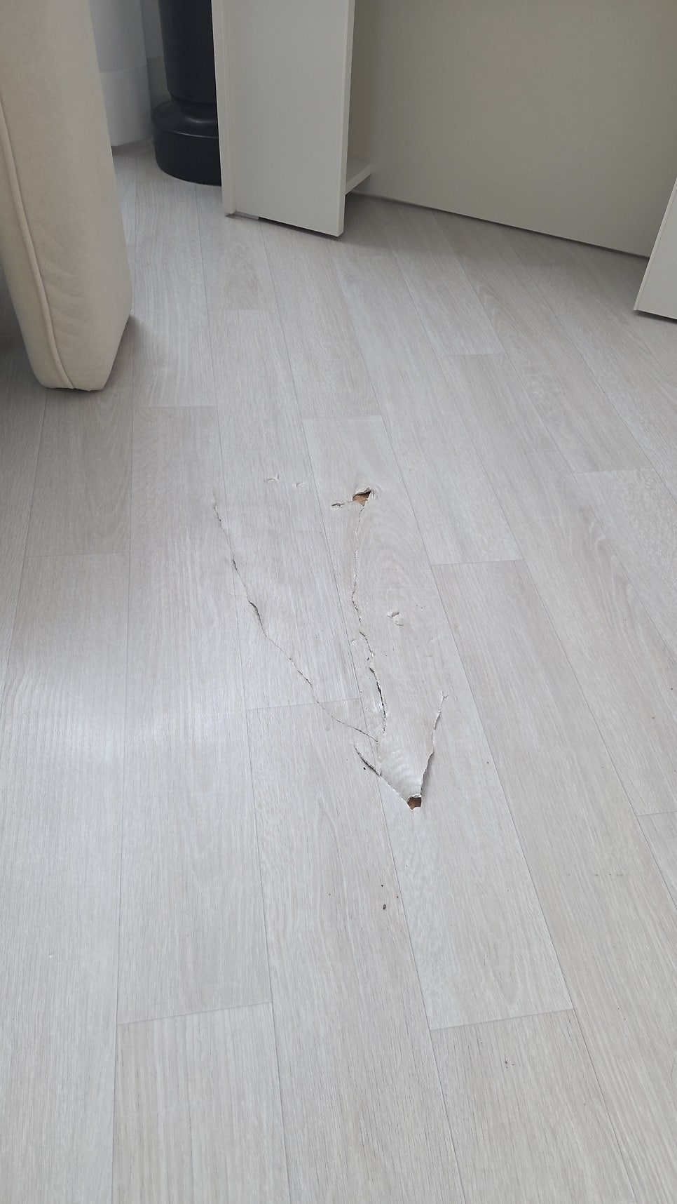 장판찢어짐보수, 소파 옮기다가 찢긴 바닥장판 부분 복원 작업 전