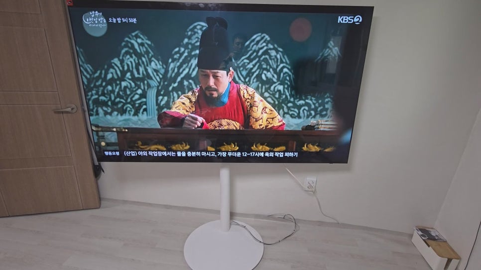 TV거치대75인치 설치, 빌티니 플랫 화이트 역대급 선정리