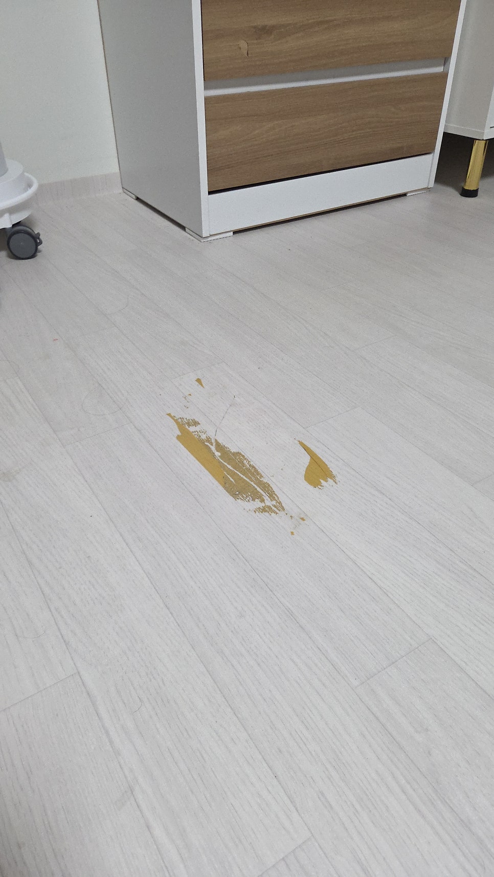 바닥장판찢어짐 보수, 테이프로 임시 고정해놓은 찢어진 장판 새것처럼 복원 작업 전