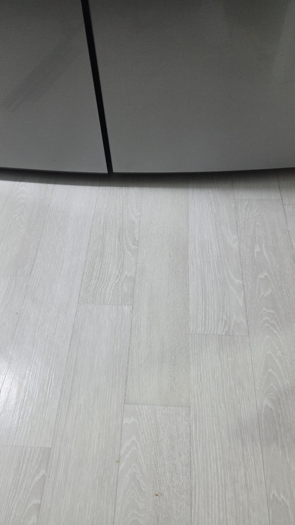 장판찢김 수리, 냉장고 옮기다 뜯어진 바닥 부분 교체로 해결