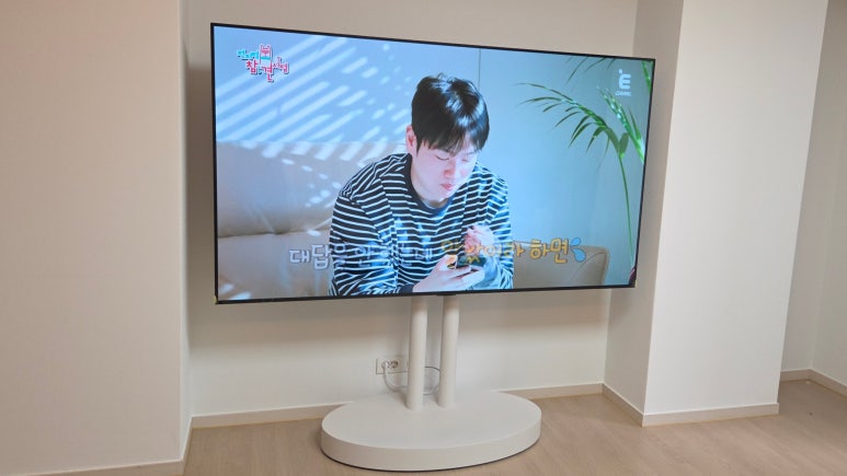 83인치TV스탠드 설치 및 선정리, 빌티니 엘린-듀얼 화이트