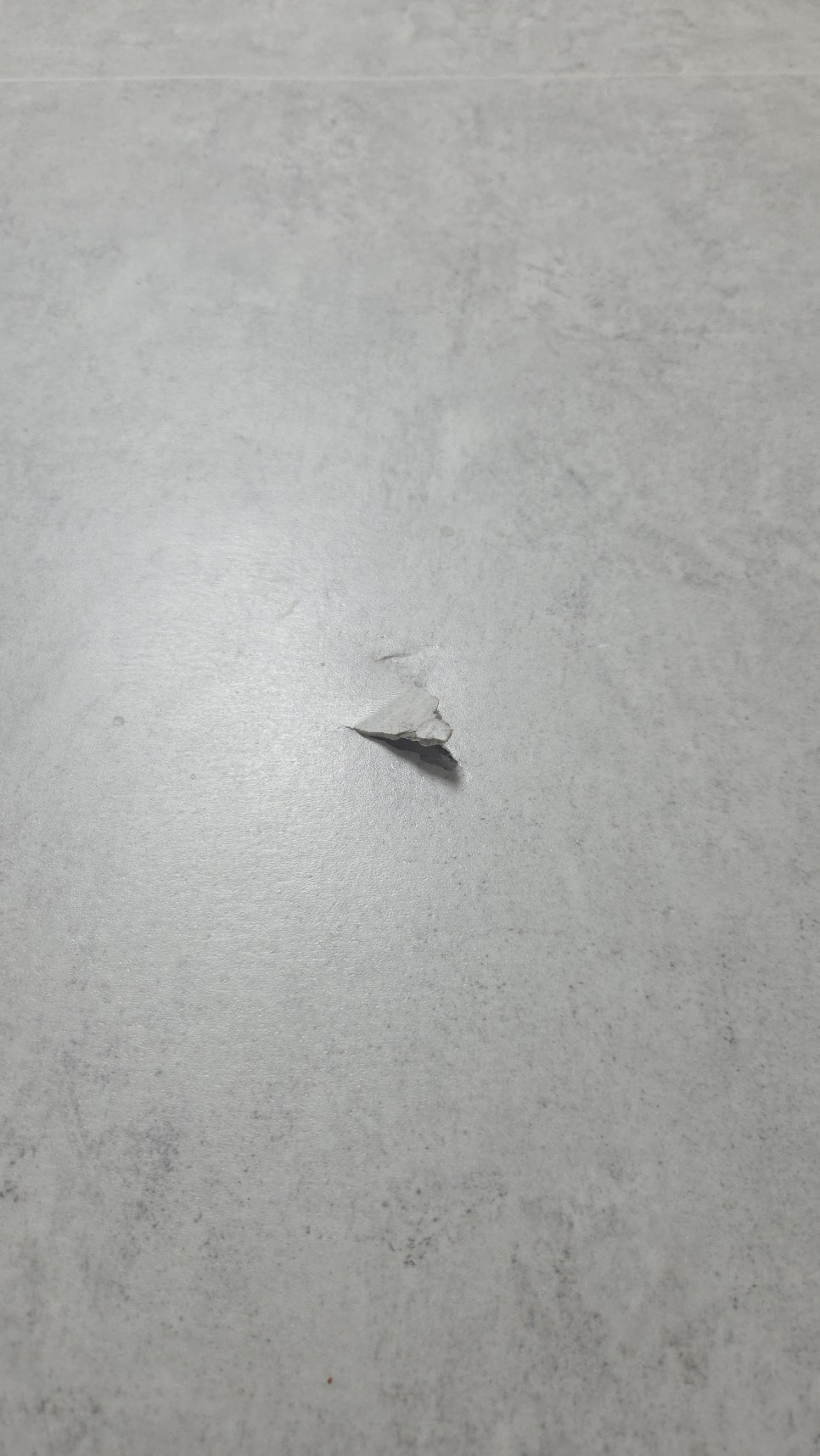 장판부분수리, 찢어진 바닥 장판 부분 이식으로 보수 완료 작업 전